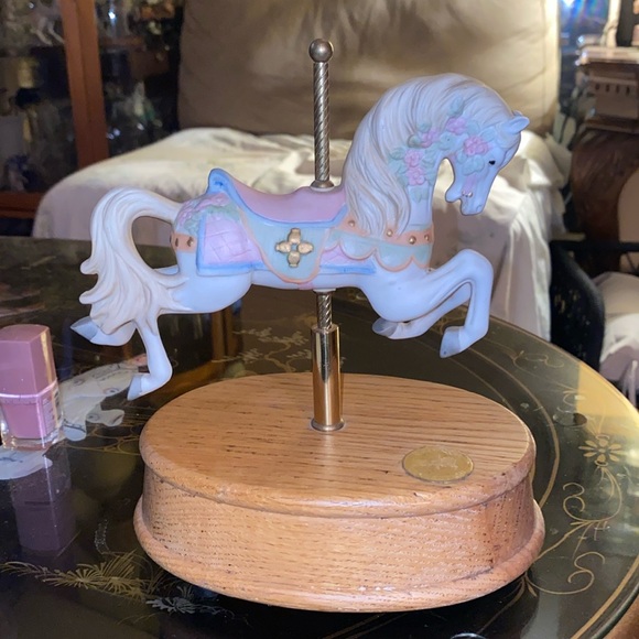 BOX42 Musical Carousel Horse on Brass Post and Wooden Platform - Picture 1 of 4